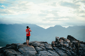 山顶上的人远眺图片