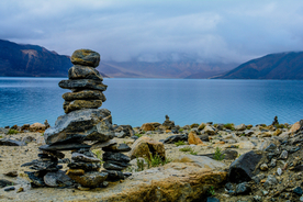 石头堆叠层叠图片