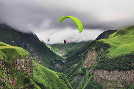 跳伞伞兵滑翔飞行图片