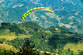跳伞伞兵滑翔飞行图片