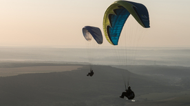 跳伞伞兵滑翔飞行图片