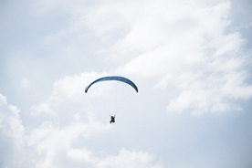 跳伞伞兵滑翔飞行图片