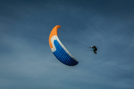 跳伞伞兵滑翔飞行图片