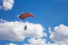 跳伞伞兵滑翔飞行图片