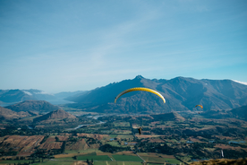 跳伞伞兵滑翔飞行图片