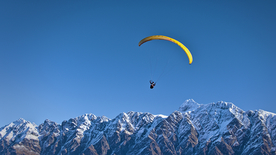 跳伞伞兵滑翔飞行图片