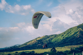 跳伞伞兵滑翔飞行图片