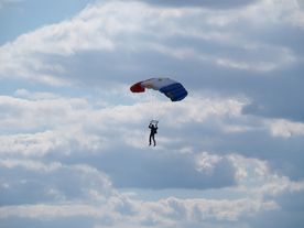 跳伞伞兵滑翔飞行图片