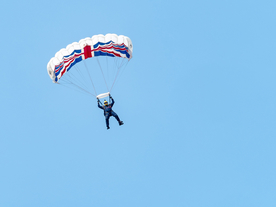 跳伞伞兵滑翔飞行图片