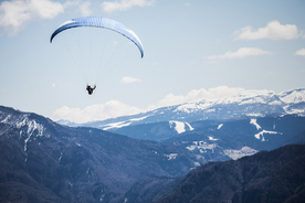 跳伞伞兵滑翔飞行图片