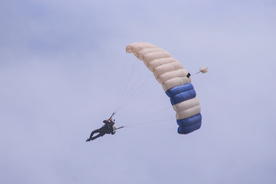 跳伞伞兵滑翔飞行图片