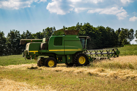 收割机丰收图片