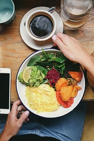 蔬菜沙拉煎蛋咖啡