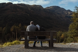 长椅坐在长椅上的人