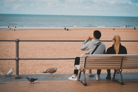 长椅坐在长椅上的人