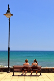 长椅坐在长椅上的人