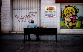 长椅坐在长椅上的人