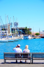 长椅坐在长椅上的人