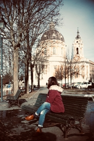 长椅坐在长椅上的人