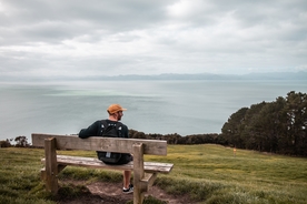 长椅坐在长椅上的人
