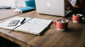 笔记本翻开书写图片