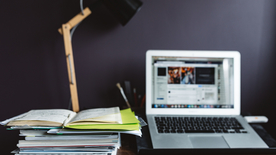 笔记本翻开书写图片