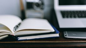 笔记本翻开书写图片