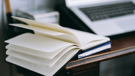 笔记本翻开书写图片