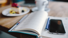 笔记本翻开书写图片