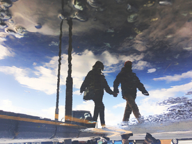 雨中美景水珠积水图片