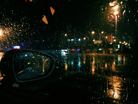 雨中美景水珠积水图片