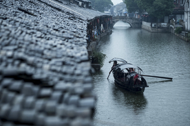 雨中美景水珠积水图片