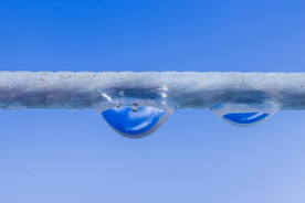 雨中美景水珠积水图片