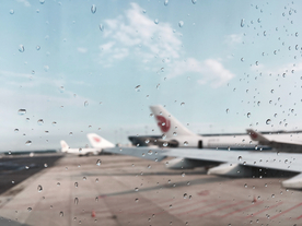 雨中美景水珠积水图片