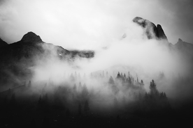 山林中的雾气图片