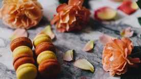 马卡龙五颜六色甜品图片