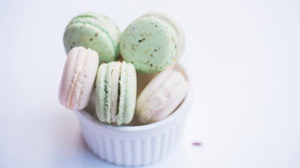 马卡龙五颜六色甜品图片