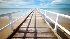 水边木质栈桥风景图片