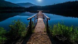 水边木质栈桥风景图片