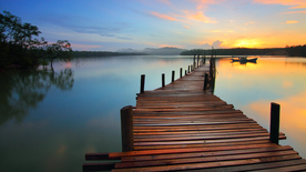 水边木质栈桥风景图片