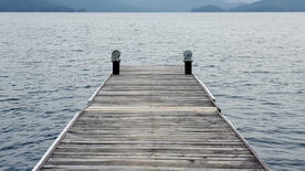 水边木质栈桥风景图片