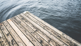 水边木质栈桥风景图片