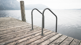 水边木质栈桥风景图片