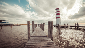 水边木质栈桥风景图片