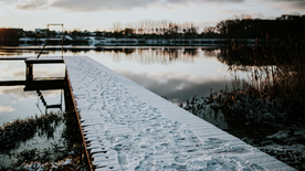 水边木质栈桥风景图片