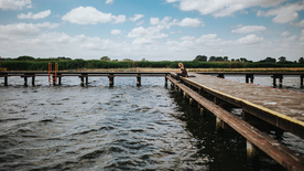 水边木质栈桥风景图片