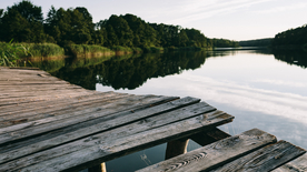 水边木质栈桥风景图片