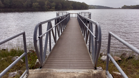 水边木质栈桥风景图片