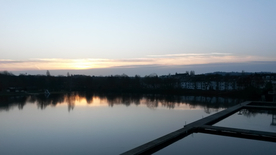 水边木质栈桥风景图片