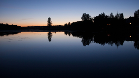 水边木质栈桥风景图片